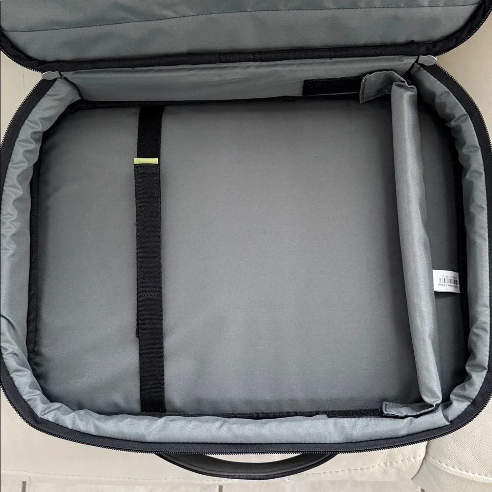 Case Logic black nylon laptop bag w/adjustable strap and top handle, NWOT